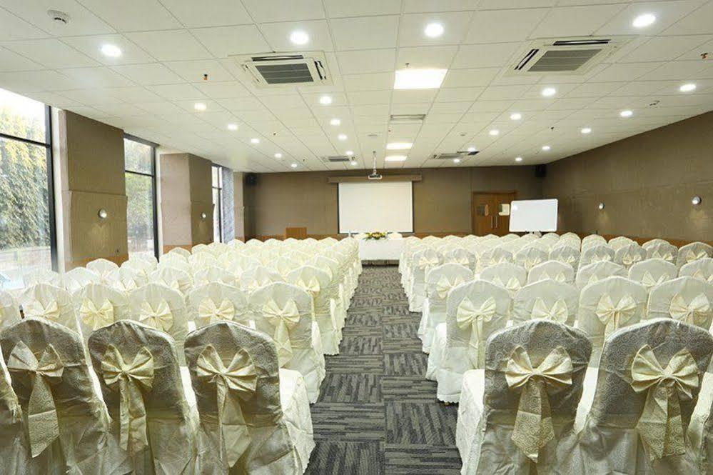 The Gold Beach Resort Daman Exterior foto