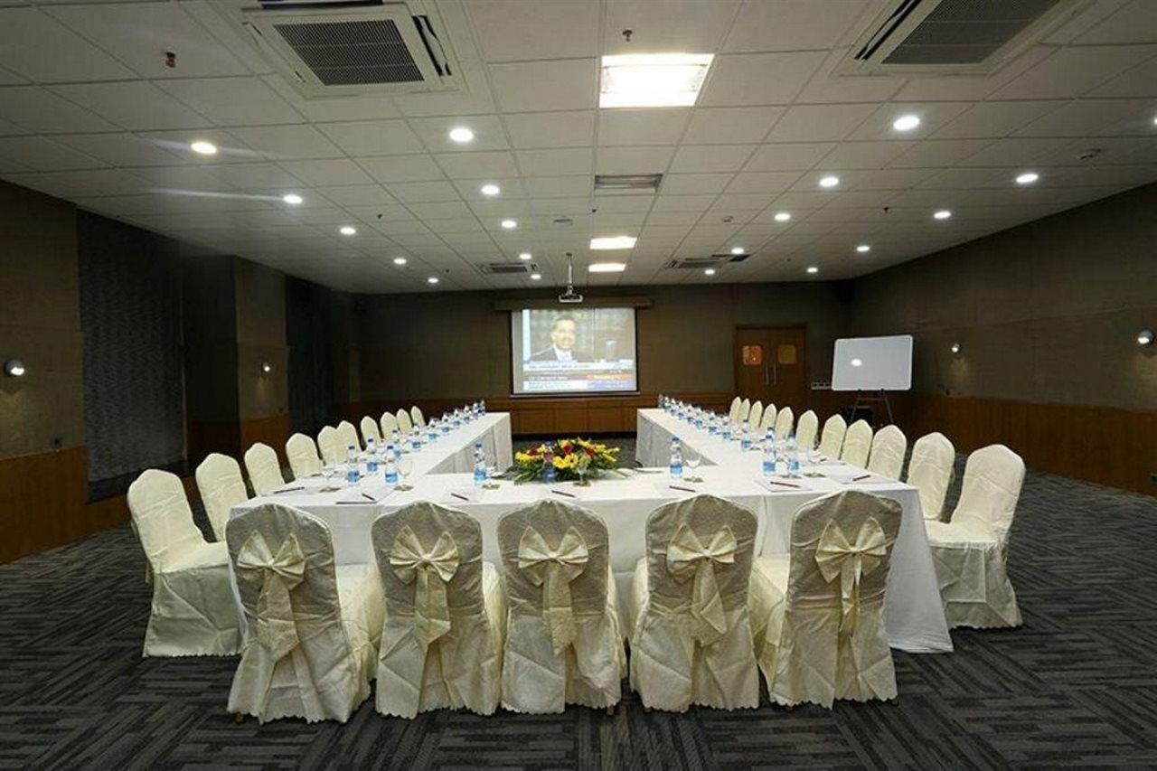 The Gold Beach Resort Daman Exterior foto